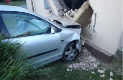 Házfalat döntött egy autó Vasváron