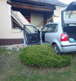 Házfalat döntött egy autó Vasváron