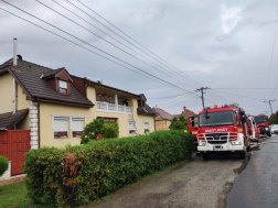 Villámcsapás következtében gyulladt ki a ház teteje Ikerváron