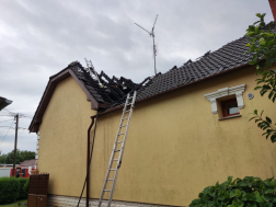 Villámcsapás következtében gyulladt ki a ház teteje Ikerváron
