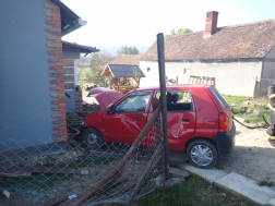Családi ház udvarába csapódott egy autó Zalalövőn