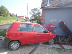 Családi ház udvarába csapódott egy autó Zalalövőn