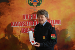 Reitli Lászlóné tűzoltó zászlós tíz év után járó szolgálati jel elismeréssel
