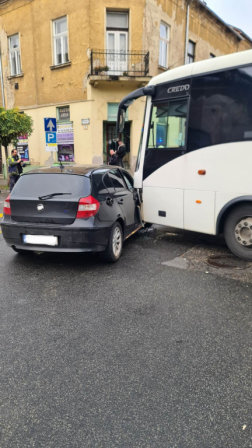 Busz és személyautó ütközött Szombathelyen