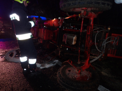 Traktor az oldalára borult, kereke kitörött a Sajtoskálnál történt balesetben