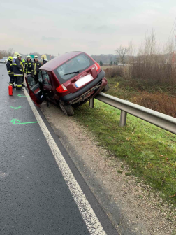 Fennakadt a szalagkorláton a személyautó az ütközést követően Körmendnél