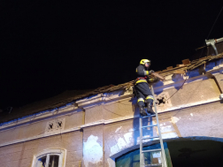 Ház tetőszerkezete szakadt be Csepregen