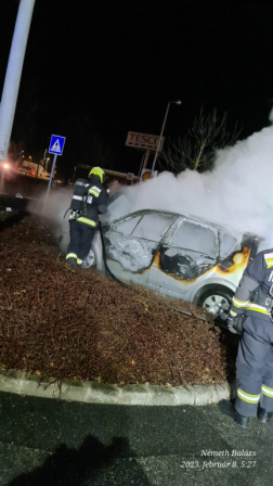 Lángok martaléka lett az autó Szombathelyen