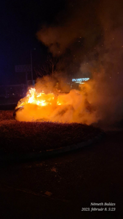 Lángok martaléka lett az autó Szombathelyen
