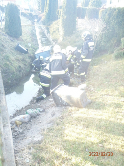 Három méter mély patakmederbe zuhant egy autó Szentgotthárdnál