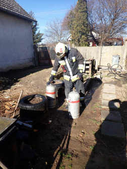 Propán-bután gázpalack nyomáscsökkentő szelepénél keletkezett tűz egy váti konyhában