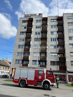 Hirdetőtáblát rongált meg a viharos erejű szél