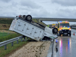 Szalagkorlátnak hajtott egy kisteherautó az M86-os főúton Belednél