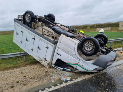 Szalagkorlátnak hajtott egy kisteherautó az M86-os főúton Belednél