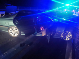 Szalagkorlátnak ütközött az autó az M86-os főúton Vépnél