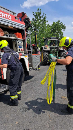 Búzát szállító traktor műszaki mentése Büknél