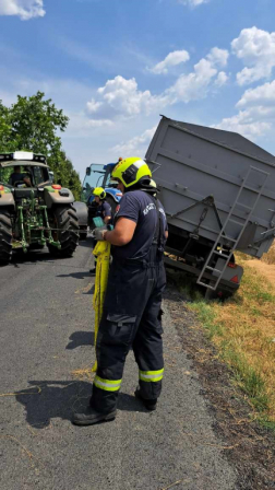 Búzát szállító traktor műszaki mentése Büknél