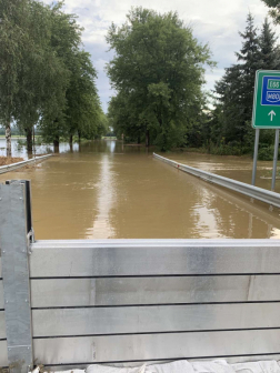 Folyamatosak a védekezési munkálatok a Rába menti településeken