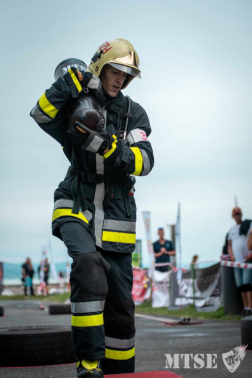 Jótékony céllal mérték össze erejüket a Balatonnál