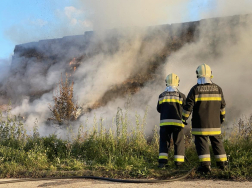 Két napig oltották a bálakazal lángjait a szombathelyi tűzoltók