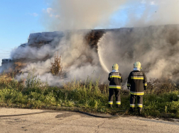 Két napig oltották a bálakazal lángjait a szombathelyi tűzoltók