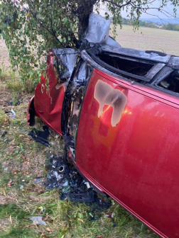 Lángolt a fának ütközött személyautó Gyöngyösfalunál