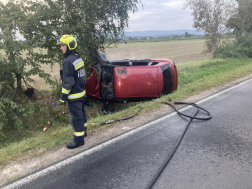 Lángolt a fának ütközött személyautó Gyöngyösfalunál