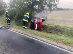Lángolt a fának ütközött személyautó Gyöngyösfalunál
