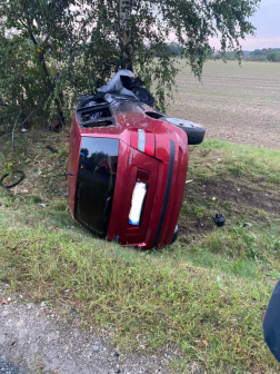 Lángolt a fának ütközött személyautó Gyöngyösfalunál