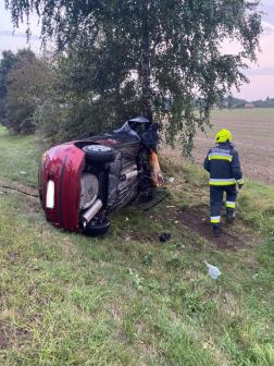 Lángolt a fának ütközött személyautó Gyöngyösfalunál
