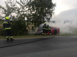Lángolt a fának ütközött személyautó Gyöngyösfalunál