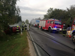 Lángolt a fának ütközött személyautó Gyöngyösfalunál