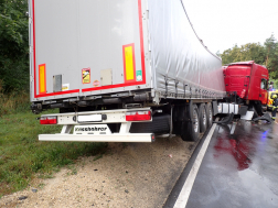 Kamionok karamboloztak a 86-os főúton, Nádasd közelében