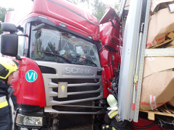 Kamionok karamboloztak a 86-os főúton, Nádasd közelében