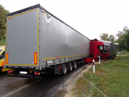Kamionok karamboloztak a 86-os főúton, Nádasd közelében