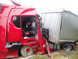 Kamionok karamboloztak a 86-os főúton, Nádasd közelében