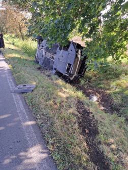 Beszorult sofőrt mentettek a tűzoltók Sorokpolány és Rábahídvég között