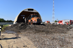 Műanyag hulladék füstölt egy betonfalú tárolóban Vasváron