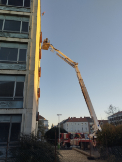 Hullottak a márványlapok egy szombathelyi épületről