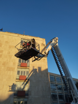 Hullottak a márványlapok egy szombathelyi épületről