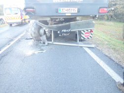 Mezőgazdasági vontatónak ütközött egy autó a 8-as főúton