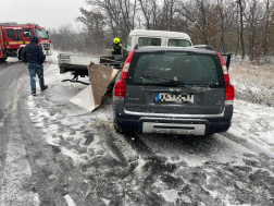 Kisteherautó és személyautó ütközött Ölbőnél 