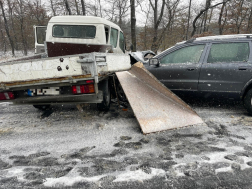 Kisteherautó és személyautó ütközött Ölbőnél 