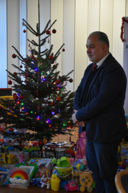 Gyermeki mosolyok, csillogó szempárok, varázslatos karácsony a tűzoltóknál