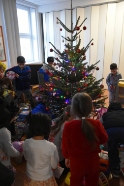 Gyermeki mosolyok, csillogó szempárok, varázslatos karácsony a tűzoltóknál