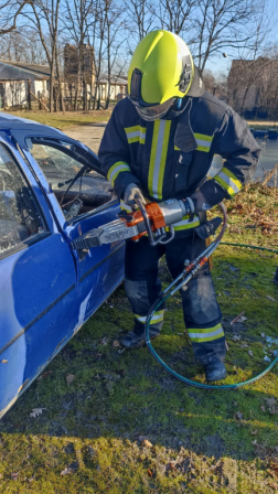 A műszaki mentési technikákat gyakorolták a körmendi tűzoltó jelöltek