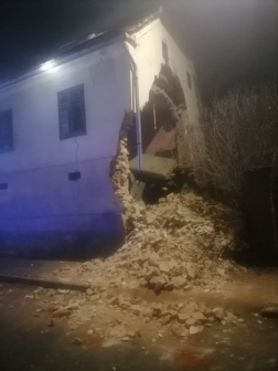 Lakatlan épület téglafala omlott le Iváncon