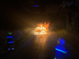 Autótűz lángjaival küzdöttek a tűzoltók Csényénél