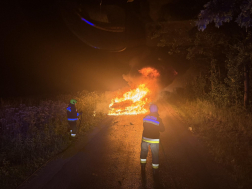 Autótűz lángjaival küzdöttek a tűzoltók Csényénél