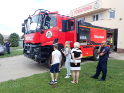 Nyitott szertárkapuk Sárvár